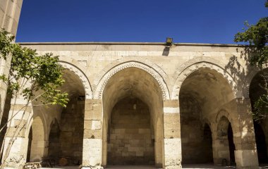 Caravanserai Sultanhani Sultan Alaaddin Keykubat tarafından 1229 yılında inşa edilmiştir. Selçuk döneminde Konya - Aksaray yolu üzerindeki İpek Yolu 'nun önemli bir noktasıydı.