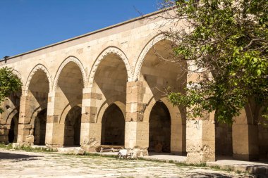 Caravanserai Sultanhani Sultan Alaaddin Keykubat tarafından 1229 yılında inşa edilmiştir. Selçuk döneminde Konya - Aksaray yolu üzerindeki İpek Yolu 'nun önemli bir noktasıydı.