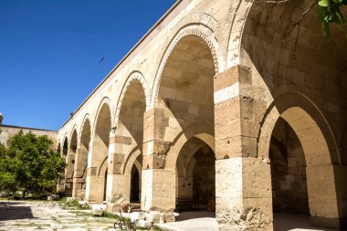 Caravanserai Sultanhani Sultan Alaaddin Keykubat tarafından 1229 yılında inşa edilmiştir. Selçuk döneminde Konya - Aksaray yolu üzerindeki İpek Yolu 'nun önemli bir noktasıydı.