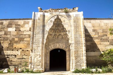 Caravanserai Sultanhani Sultan Alaaddin Keykubat tarafından 1229 yılında inşa edilmiştir. Selçuk döneminde Konya - Aksaray yolu üzerindeki İpek Yolu 'nun önemli bir noktasıydı.