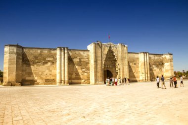 Caravanserai Sultanhani Sultan Alaaddin Keykubat tarafından 1229 yılında inşa edilmiştir. Selçuk döneminde Konya - Aksaray yolu üzerindeki İpek Yolu 'nun önemli bir noktasıydı.
