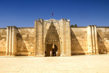 Caravanserai Sultanhani Sultan Alaaddin Keykubat tarafından 1229 yılında inşa edilmiştir. Selçuk döneminde Konya - Aksaray yolu üzerindeki İpek Yolu 'nun önemli bir noktasıydı.