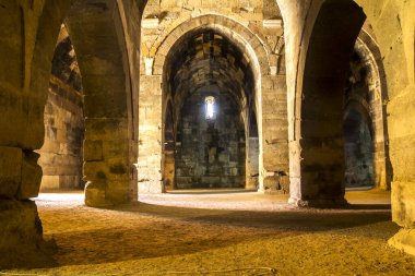 Caravanserai Sultanhani Sultan Alaaddin Keykubat tarafından 1229 yılında inşa edilmiştir. Selçuk döneminde Konya - Aksaray yolu üzerindeki İpek Yolu 'nun önemli bir noktasıydı.