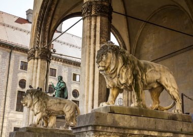 Münih 'teki tarihi bina Feldherrenhalle' in önündeki taş aslanlar.