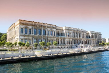 İstanbul, Türkiye: Boğazın kıyısındaki Ciragan Sarayı (Kempinski Hotel)