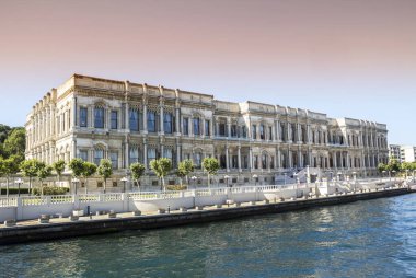 İstanbul, Türkiye: Boğazın kıyısındaki Ciragan Sarayı (Kempinski Hotel)