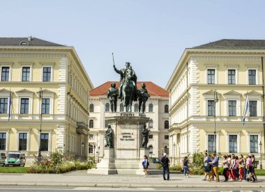 Almanya 'nın Münih kentindeki Odeonsplatz' da Bavyera kralı I. Ludwig 'in Binicilik heykeli. Heykel 1862 'de açıldı.