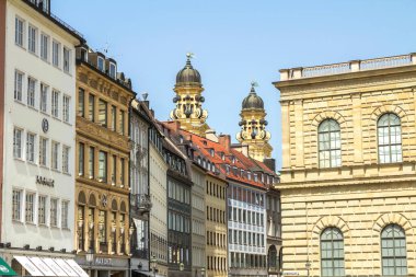 Max Joseph Platz, Almanya 'da Residenzstrasse eyaletinde yer alan bir şehirdir. İnsanlar Münih sokaklarında yürüyor