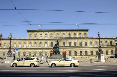 Max Joseph Platz, Almanya 'da Residenzstrasse eyaletinde yer alan bir şehirdir. İnsanlar Münih sokaklarında yürüyor