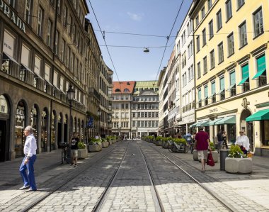 Max Joseph Platz, Almanya 'da Residenzstrasse eyaletinde yer alan bir şehirdir. İnsanlar Münih sokaklarında yürüyor
