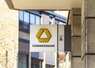 Erlangen, Almanya Ticaret Bankası 'nın şubesi. Ticaret Bankası AG, Almanya 'nın en büyük bankalarından biridir, ticari bankacılık, perakende bankacılık ve ipotek işlemlerinde aktif durumdadır.