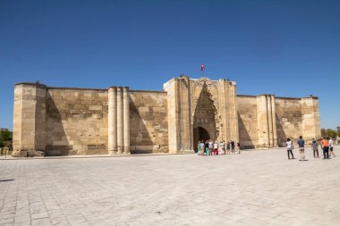 Caravanserai Sultanhani Sultan Alaaddin Keykubat tarafından 1229 yılında inşa edilmiştir. Selçuk döneminde Konya - Aksaray yolu üzerindeki İpek Yolu 'nun önemli bir noktasıydı.