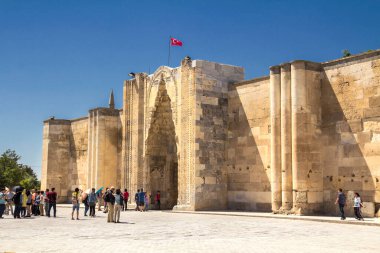 Caravanserai Sultanhani Sultan Alaaddin Keykubat tarafından 1229 yılında inşa edilmiştir. Selçuk döneminde Konya - Aksaray yolu üzerindeki İpek Yolu 'nun önemli bir noktasıydı.