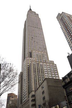 Empire State Binası. Empire State Binası 102 katlı bir binadır ve 40 yılı aşkın bir süredir dünyanın en yüksek binasıdır.