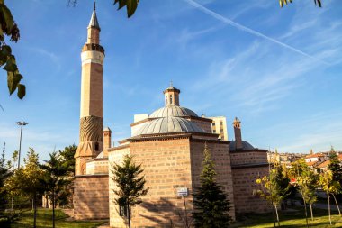 Karacabey Camii, Karacabey tarafından 15. yüzyılda inşa edilmiştir; şu anda Hacettepe Üniversitesi 'nin kampüsünde yer alan cami, mezar ve vakıf.,