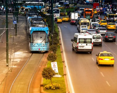 İstanbul / Türkiye: Yeni Cami tarafından kurulan ve Yeni Cami olarak da bilinen ikonik Galata köprüsünden elektrik tramvayı geçiyor.