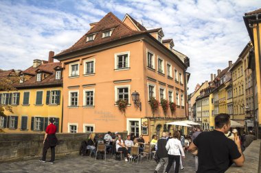 Almanya, bamberg 'in merkezindeki tarihi eski evler yaz güneşinde