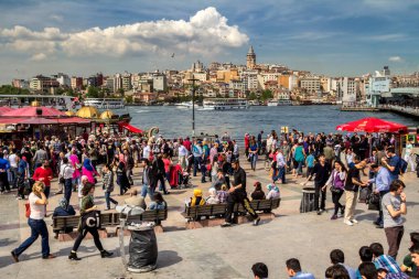 İstanbul, Türkiye: Eminonu Meydanı 'nda kalabalık
