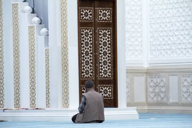 Camide kimliği belirsiz Müslüman bir adam var.