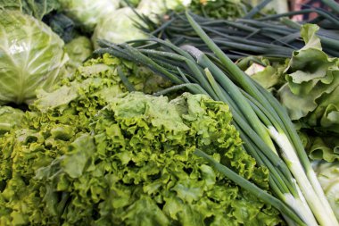 Yeşil soğan, marul ve lahana tezgahını kapatın.