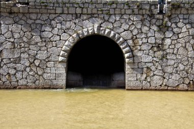 Kanal kesişiminin düşük görünümü