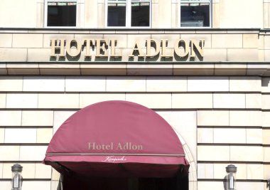 Berlin, Almanya 'daki ünlü Adlon Oteli' nin giriş ve logosu. Adlon, Berlins 'in en lüks oteli..
