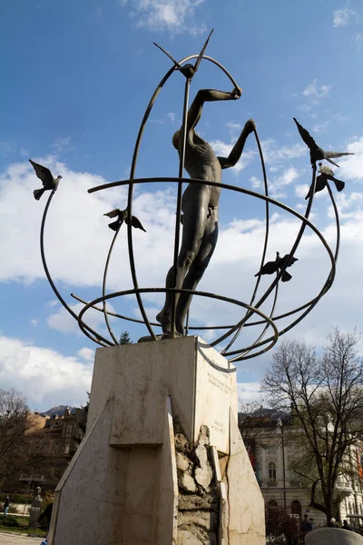 Una Estatua Que Presenta Multiculturalidad Serbios Croatas Musulmanes Sarajevo Bosnia — Foto de Stock