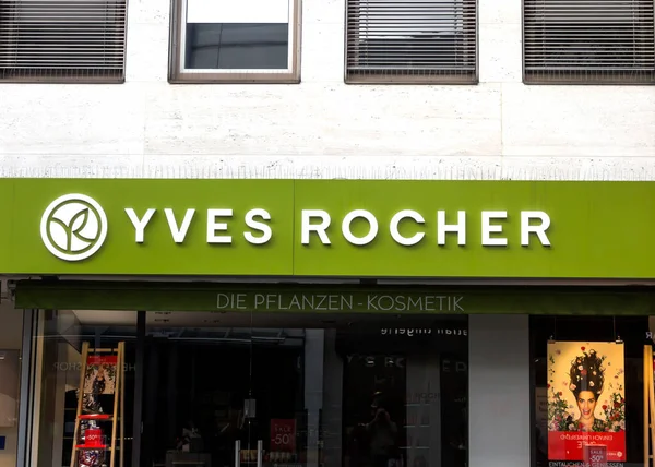  Yves Rocher Mağazası. Yves Rocher kozmetik sektöründe doğal malzemelerin modern kullanımının öncülerinden biriydi.