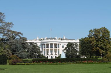 Washington 'daki Beyaz Saray. Güzel mavi gökyüzü.