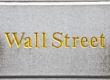 Manhattan 'ın merkezinde New York City Wall Street yol tabelası