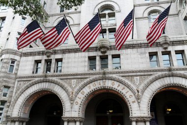 Benjamin Franklin heykeli olan eski postane binası