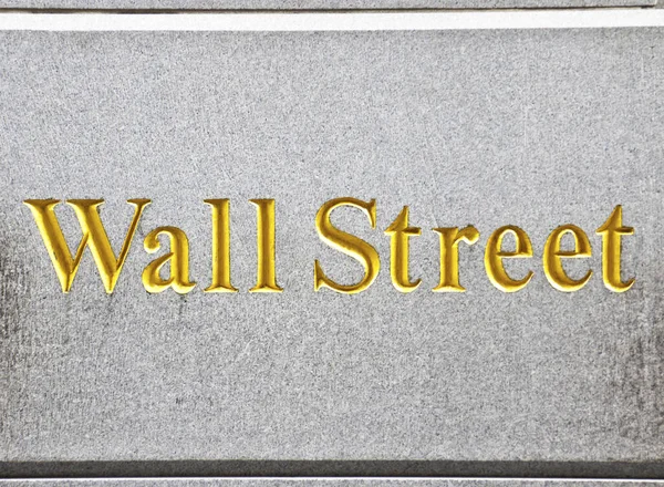 Manhattan 'ın merkezinde New York City Wall Street yol tabelası