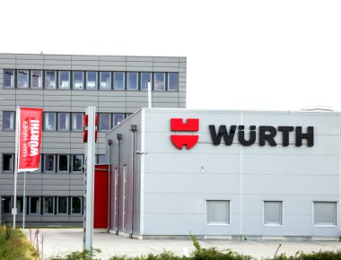 Furth, Almanya: Binanın ön cephesinde Wurth tabelası. Wurth Group dünya çapında bir güç araçları, kimyasallar ve güvenlik ürünleri toptancısıdır.