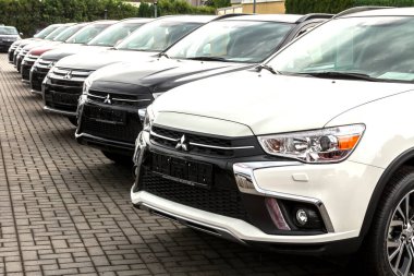 Nurnberg, Almanya: Bir sıra Mitsubishi arabası. Mitsubishi Krupiye Merkezi