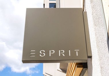 Der Oberpfalz 'daki Neumarkt, bir mağaza cephesinde Esprit logosu. Esprit, Esprit etiketi altında giysi, ayakkabı, aksesuar, mücevher ve ev eşyaları üreticisi..