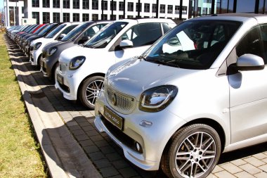 Nurnberg, Almanya: Smart Fortwo marka bir araba Mercedes Benz bayii binasının önünde sergilendi