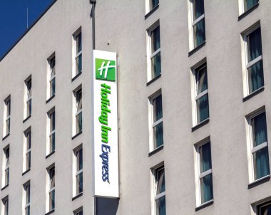 Schwabach, Almanya: Holiday Inn tabelası duvara dayalı. Amerikan otel zinciri Intercontinental Hotels Group 'a aittir..