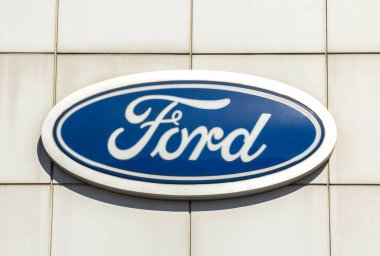İzmir, Türkiye: Ford bayiliği duvara yaslandı