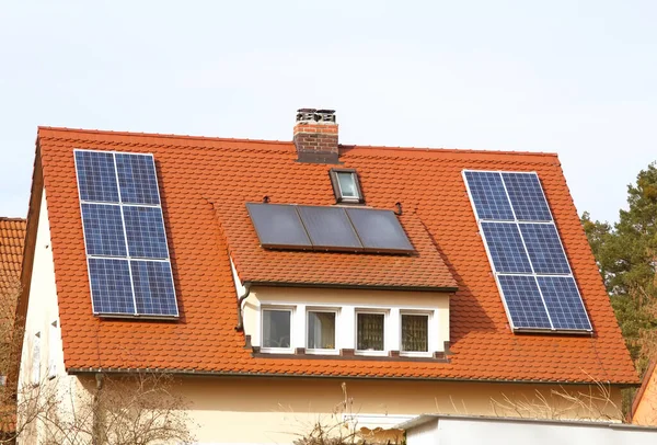 Panel Słoneczny Czerwonym Dachu — Zdjęcie stockowe