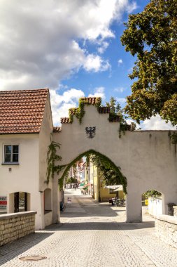 Der Oberpfalz 'daki tarihi Neumarkt kasabasının güzel manzarası güneşli bir günde mavi gökyüzü ve yazın bulutlar, Franconia, Bavyera