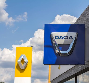 Schwabach, Almanya: Renault mağazasının girişindeki Dacia Tabelası - Renault, Fransız çokuluslu otomobil üreticisi.