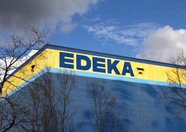 Schwabach, Almanya: Şubede EDEKA işareti. Edeka Grubu en büyük Alman süpermarket şirketidir..