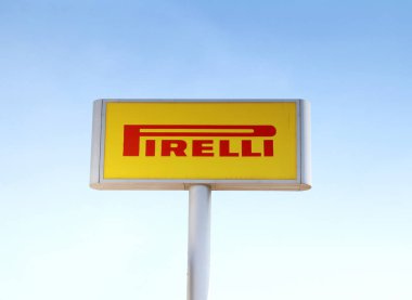 İzmir, Türkiye: Mavi gökyüzüne karşı PIRELLI logosu. PIRELLI, dünyanın önde gelen araç lastiği üreticilerinden biri.
