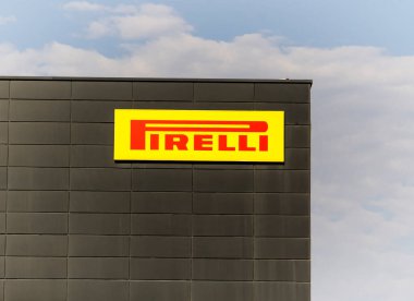Ankara, Türkiye: Ankara 'daki bir mağazanın PIRELLI logosu. PIRELLI, dünyanın önde gelen araç lastiği üreticilerinden biri.