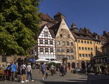Nurnberg 'deki Tiergarten Meydanı' nda, Albrecht Durer evinin yakınında. Baharın güneşli gününde Tiergartnerplatz. Ortaçağ Avrupa mimarisi.