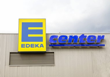 Furth, Almanya: Şubede EDEKA işareti. Edeka Grubu en büyük Alman süpermarket şirketidir..