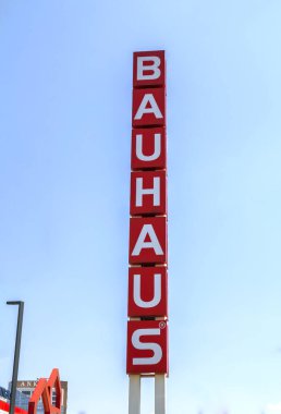 Audi 'nin oto galerilerinde Audi amblemi, Alman otomobil üreticisi, tasarımcı, mühendis, üretici, piyasa ve lüks otomobil üreticisi.