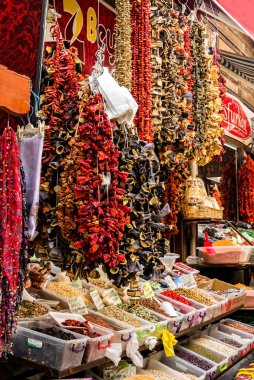  Beypazari, Ankara 'da Beypazari' de bir pazarda Kurutulmuş Patlıcan, Biber, Domates ve Diğer Kurutulmuş Sebzeler Bir İpte Asılı, Beypazari, Ankara Hindi Peppers, Domatesler ve Diğer Kurutulmuş Sebzeler
