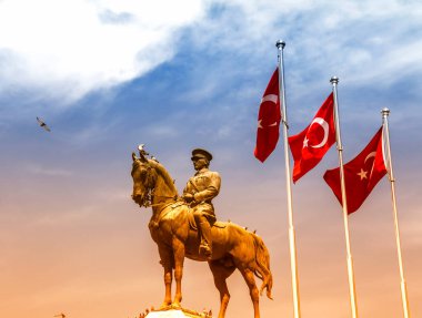 Çağdaş Türkiye 'nin kurucusu Atatürk Heykeli, başkent Ankara, Ulus Meydanı