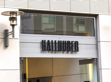 Erlangen, Almanya Hallhuber şubesi. Hallhuber, kadınlar için orta fiyat bölümünde giysi, ayakkabı ve aksesuar sunan bir Alman moda şirketi..
